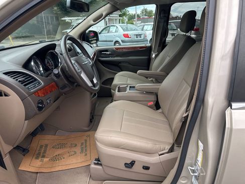 Used 2016 Chrysler Town & Country Touring FWD image 18