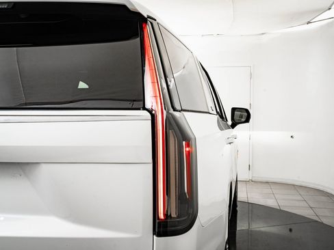 Used 2023 Cadillac Escalade Premium Luxury Platinum image 9