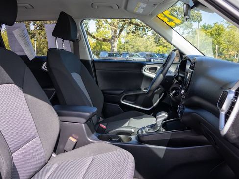 Used 2023 Kia Soul LX w/ LX Technology Package FWD image 12