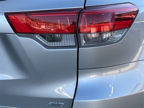 Used 2017 Toyota Highlander SE image 6