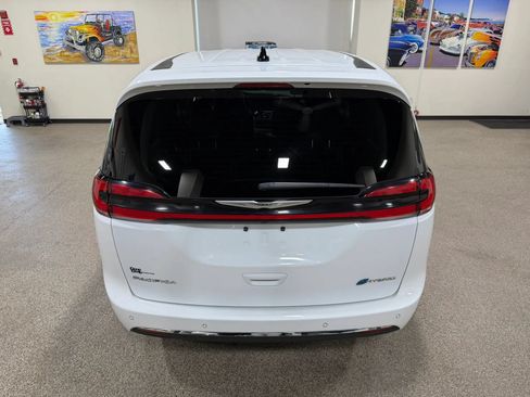 Used 2023 Chrysler Pacifica Touring-L FWD image 17