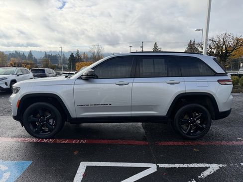Used 2023 Jeep Grand Cherokee Altitude image 5