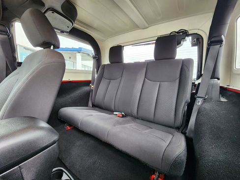 Used 2016 Jeep Wrangler Sport w/ Connectivity Group AWD/4WD image 36