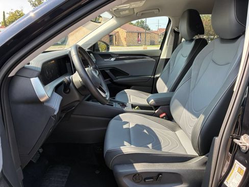 Used 2026 Volkswagen Tiguan SE AWD/4WD image 24