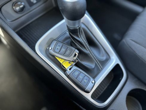 Used 2021 Hyundai Venue SE image 34