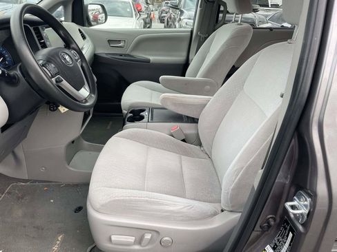 Used 2020 Toyota Sienna LE image 27