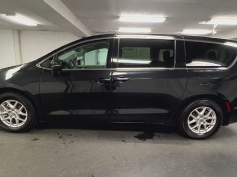 Used 2023 Chrysler Pacifica Touring-L FWD image 5