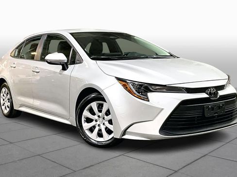 Used 2025 Toyota Corolla LE w/ Convenience Package image 4