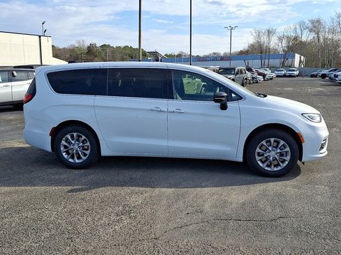New 2026 Chrysler Pacifica Select AWD/4WD image 4