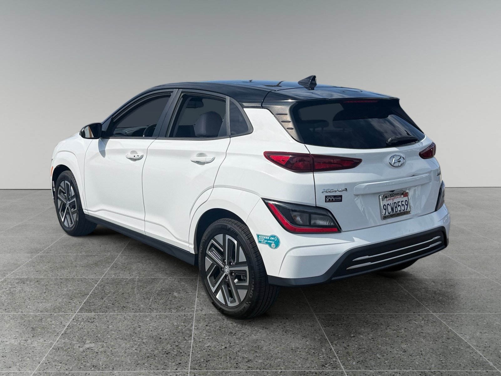 Used 2023 Hyundai Kona SE w/ Cargo Package FWD image 3