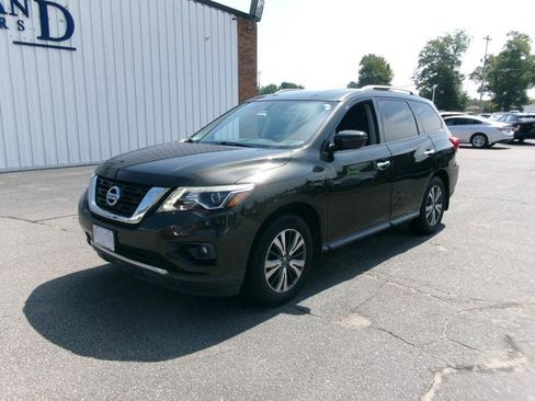 Used 2017 Nissan Pathfinder SV w/ SV Tech Package AWD/4WD image 2