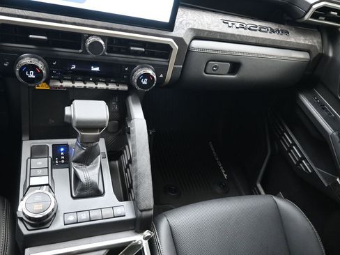 Used 2025 Toyota Tacoma Limited image 9