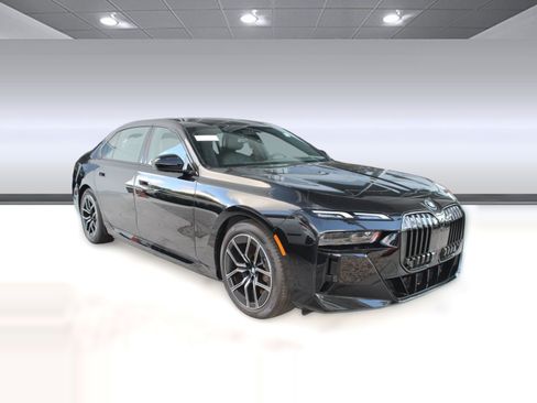Used 2026 BMW 750e xDrive AWD/4WD image 7