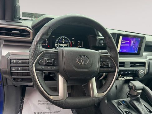 Used 2025 Toyota Tacoma SR5 AWD/4WD image 12