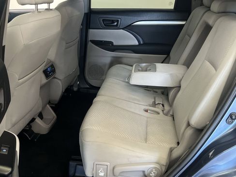 Used 2017 Toyota Highlander LE FWD image 24