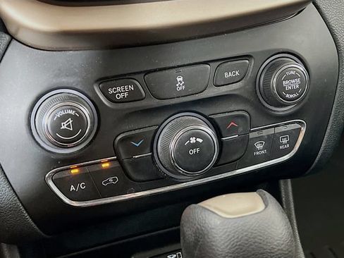 Used 2016 Jeep Cherokee Latitude w/ Cold Weather Group AWD/4WD image 18