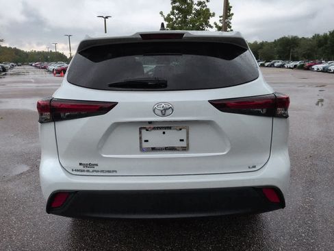 Certified 2024 Toyota Highlander LE FWD image 5