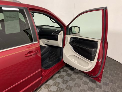 Used 2014 Dodge Grand Caravan SXT FWD image 32