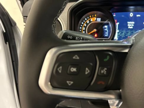 Used 2025 Jeep Wrangler Unlimited Sahara w/ Technology Group AWD/4WD image 21