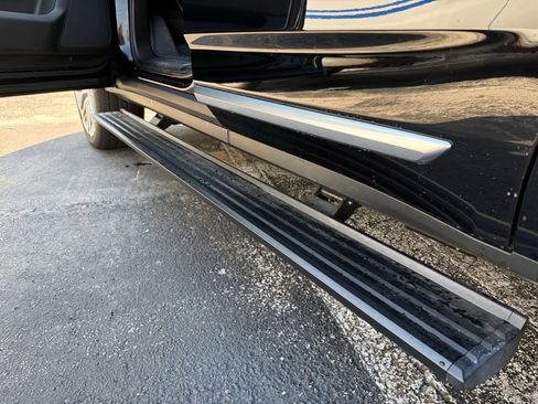 Used 2025 GMC Yukon Denali w/ Sun & Power Step Package image 9