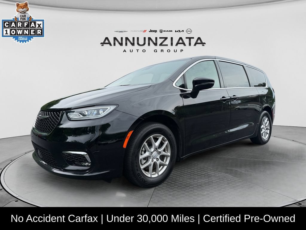 Used 2025 Chrysler Pacifica Select FWD image 1