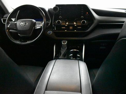 Used 2020 Toyota Highlander XLE image 18