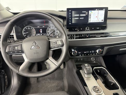 Used 2025 Mitsubishi Outlander SE AWD/4WD image 3