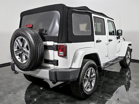 Used 2012 Jeep Wrangler Unlimited Sahara w/ Connectivity Group AWD/4WD image 9