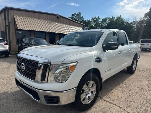 Used 2017 Nissan Titan SV RWD image 2