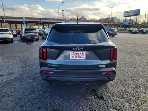 Used 2023 Kia Sorento LX image 4