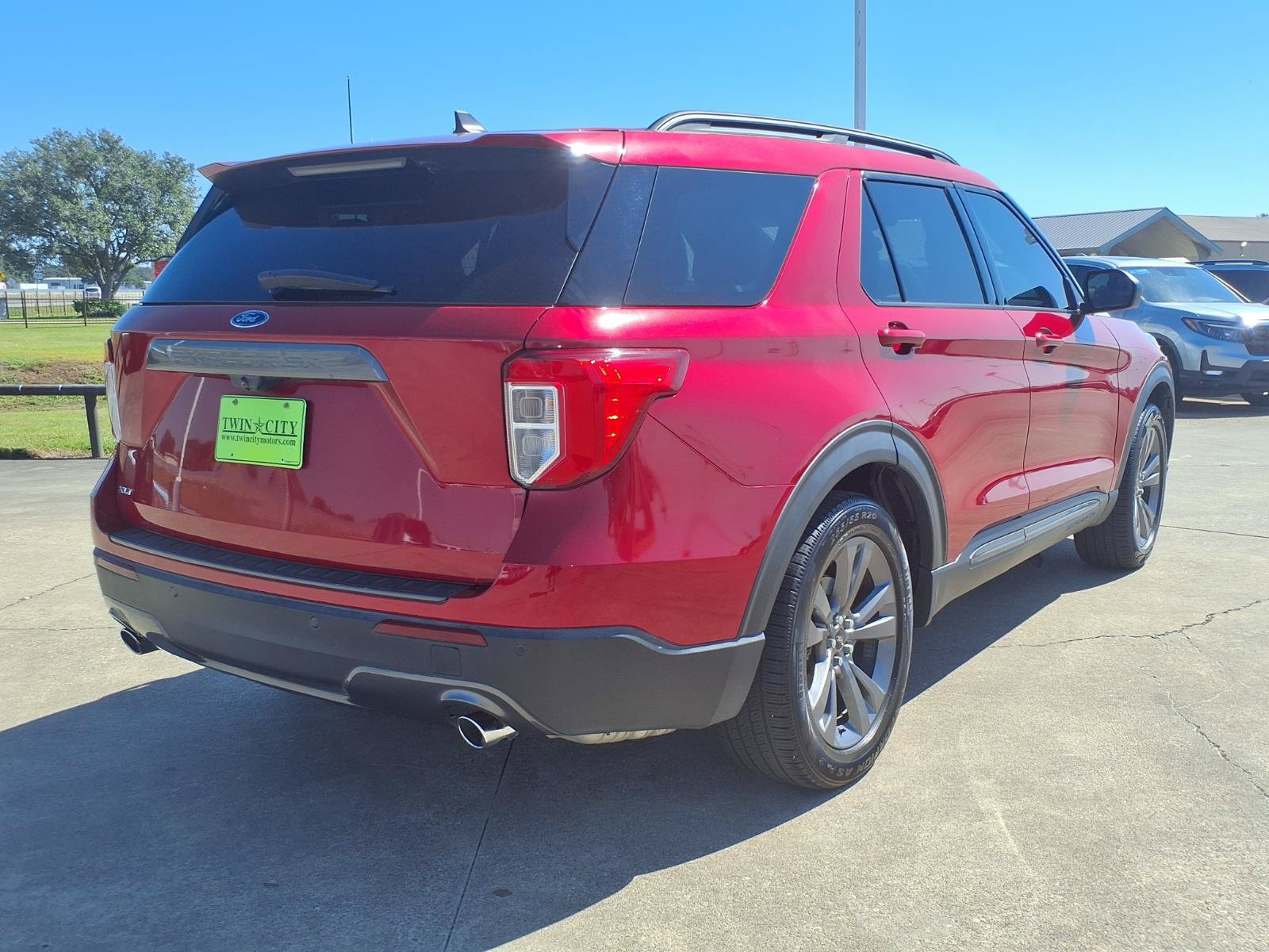 Used 2021 Ford Explorer XLT w/ Equipment Group 202A RWD image 4