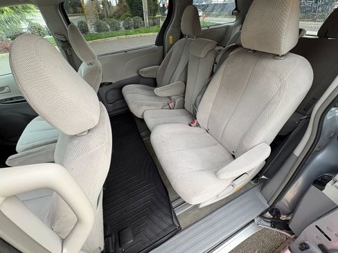 Used 2014 Toyota Sienna LE image 19