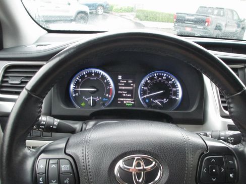 Used 2019 Toyota Highlander Limited image 28