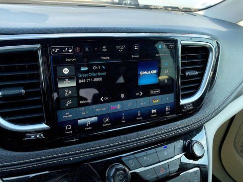 Used 2023 Chrysler Pacifica Limited FWD image 29