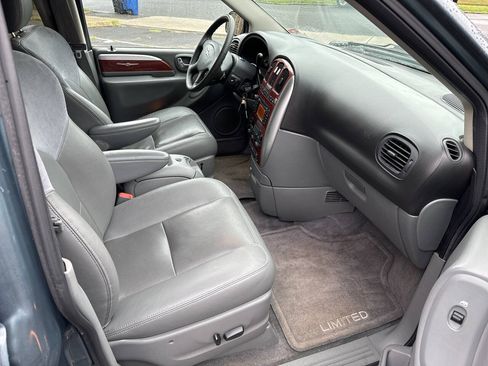 Used 2005 Chrysler Town & Country Limited FWD image 9