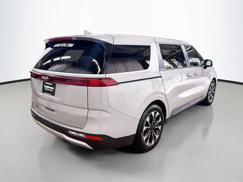 Used 2023 Kia Carnival EX FWD image 9