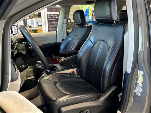 Used 2023 Chrysler Pacifica Touring-L FWD image 3