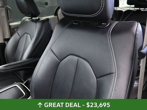 Used 2024 Chrysler Pacifica Touring-L FWD image 21