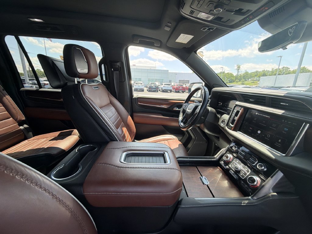 Used 2023 GMC Yukon XL Denali Ultimate AWD/4WD image 15