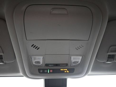 Used 2024 GMC Terrain SLE AWD/4WD image 17