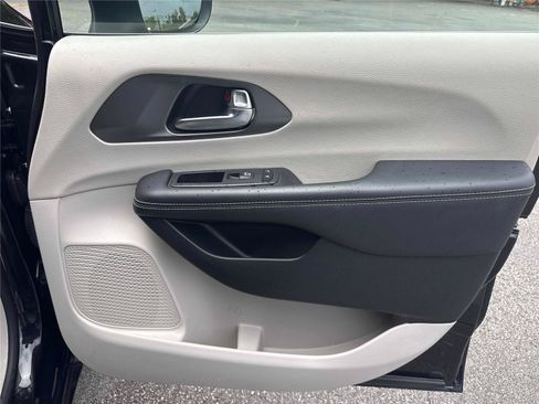 Used 2023 Chrysler Pacifica Touring-L FWD image 28