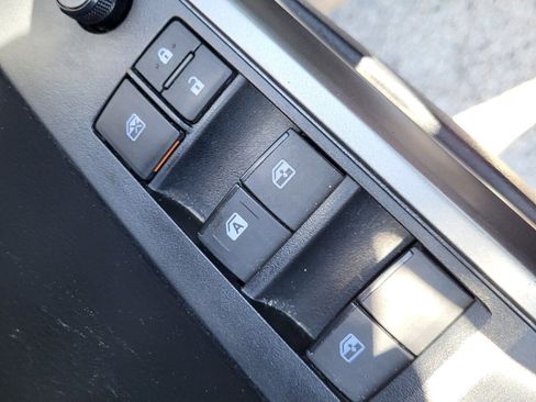 Used 2020 Toyota Tacoma SR5 w/ SR5 Appearance Package (SM) image 18