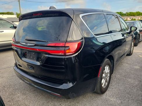 Used 2024 Chrysler Pacifica Touring-L FWD image 3