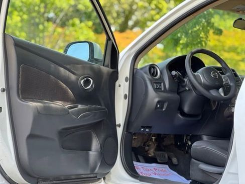Used 2014 Nissan Versa SV FWD image 9