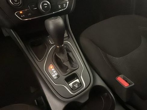 Used 2020 Jeep Cherokee Latitude FWD image 19
