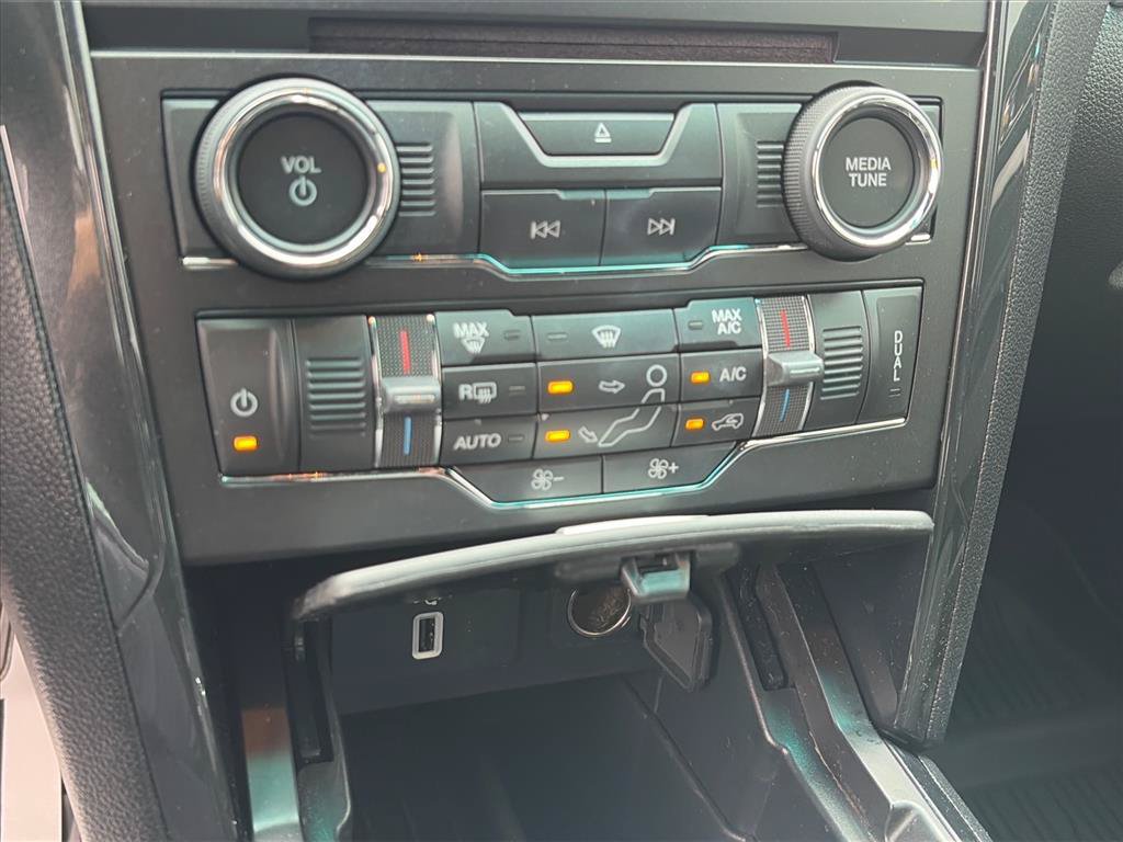 Used 2017 Ford Explorer XLT w/ Equipment Group 201A FWD image 14