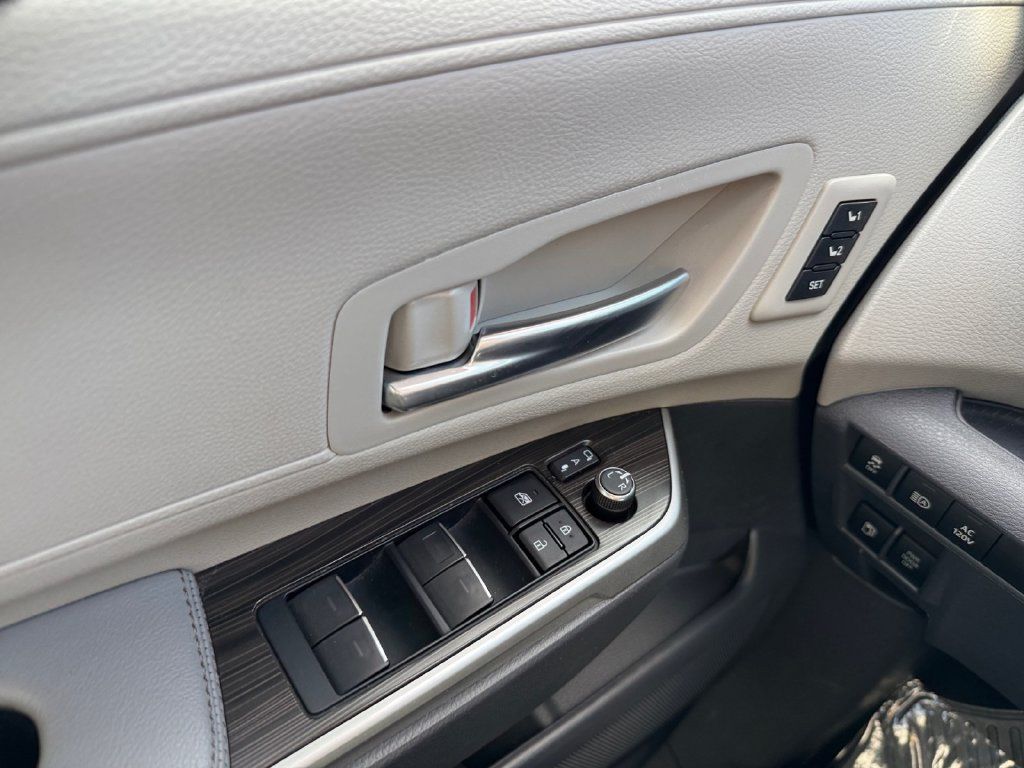 Certified 2023 Toyota Sienna Limited AWD/4WD image 11