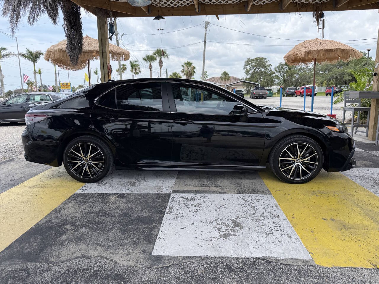Used 2022 Toyota Camry SE FWD image 4