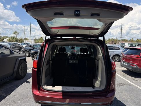 Used 2017 Chrysler Pacifica Touring-L Plus w/ Advanced Safetytec Group FWD image 5