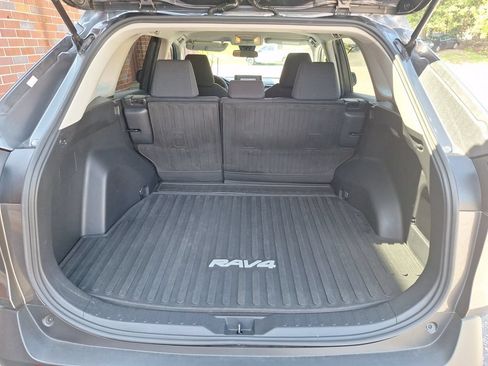 Used 2021 Toyota RAV4 LE AWD/4WD image 27